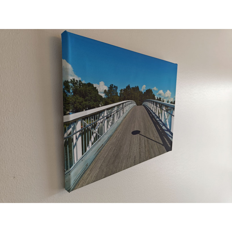 Lonely Bridge - canvas-taulu seinällä